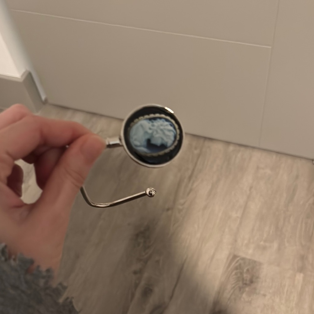 Bag hanger